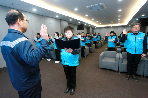 마중물 주부 봉사단 9기가 11일 현대제철 지원센터 홍보관에서 발대식을 통해 선서문을 낭독하고 있다
