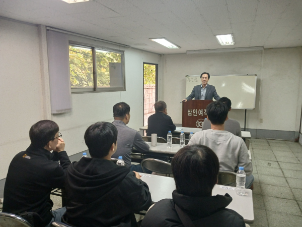 시내버스 운수업체가 운수종사자 자체 교육을 실시하고 있다.