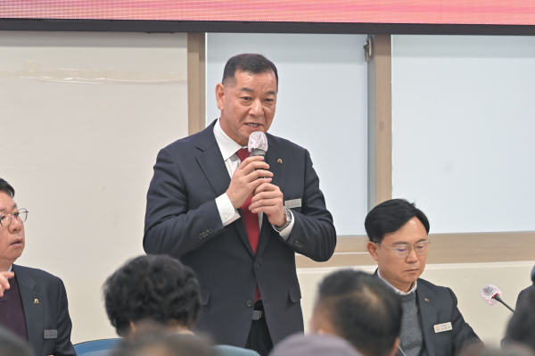 중학동 시민과의 대화를 진행 중인 최원철 시장