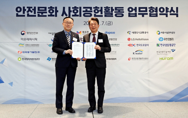 aT-행정안전부 업무협약 체결 기념사진 * aT 김창국 부사장(오른쪽), 이한경 행정안전부 재난안전관리본부장(왼쪽)