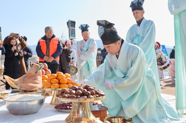 마을의 안녕과 풍년을 기원하는 '장승제' 진행 모습