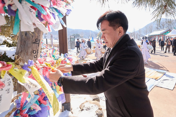 외암마을 대보름축제... 달집에 소원지 매다는 조일교 아산시장 권한대행