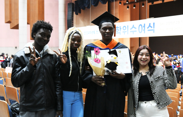 응쿤드와나요 세스 씨(왼쪽에서 세 번째)가 친구들과 기념촬영을 하고 있다.