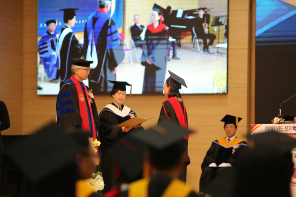 학위수여식에서 김경수 총장이 성적 우수상을 수여하고 있다.