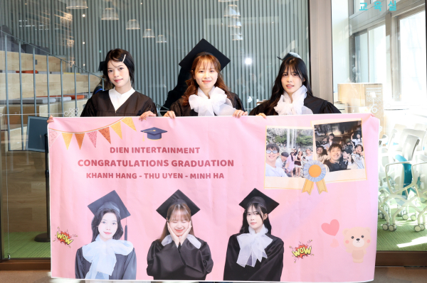 베트남 졸업생이 기념촬영을 하고 있다