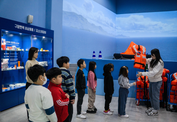 세종중앙지역아동센터 초등학생들이 구명조끼 착용 설명을 듣고 있는 모습