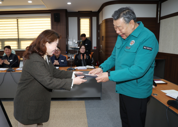 14일 군청 중회의실에서 진행된 시상식 모습.(박지연 가족정책과장)