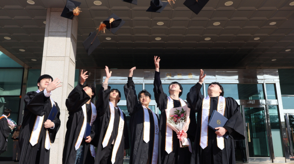 14일 교내 아트홀에서 2024학년도 전기 학위수여식을 개최했으며, 전자공학과 학생들이 졸업을 자축하며 기념촬영