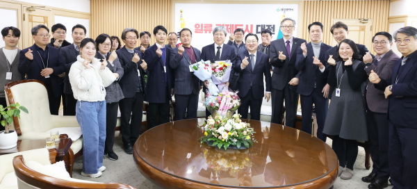 대전시 최종문 부이사관이 17일 이장우 대전시장과 직원들 명예퇴직 