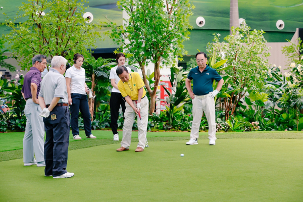 중국 톈진 시티골프에서 골퍼들이 그린 플레이를 하고 있다.