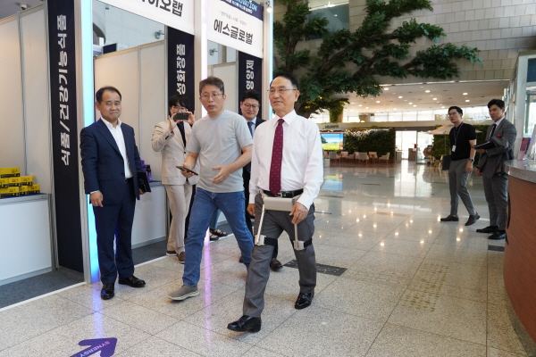 지난해 6월 26일 천안시청에서 열린 시너지이노베이션 행사에서 초경량 웨어러블 로봇을 시연하고 있다.