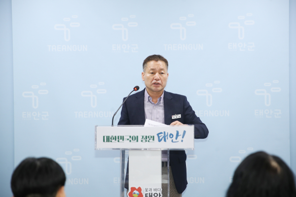 19일 군청 브리핑실에서 정례브리핑 중인 조용현 행정지원과장.