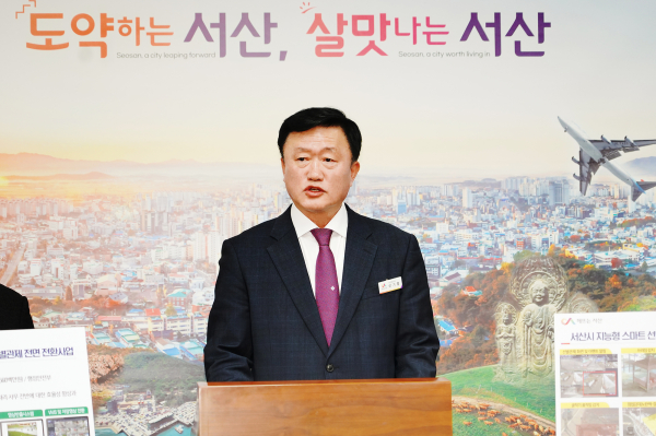 이기영 자치행정국장이 19일 시청 브리핑룸에서 기자회견 진행 모습