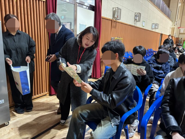 고교 졸업식 찾아 청년정책을 홍보하는 홍성군 관계자