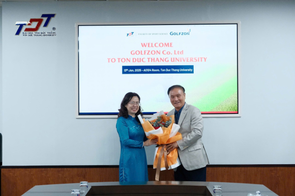 지난달 13일 똔득탕 대학교에서 기증식 진행 (왼쪽부터)똔득탕 대학교 부총장 동 씨 티엔 쩌우, 골프존뉴딘그룹 김영찬 회장이 기념사진