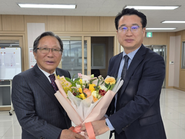 왼쪽부터 오영철 (가칭)세종사랑운동 시민연합회의 회장, 이용실 기획조정실장