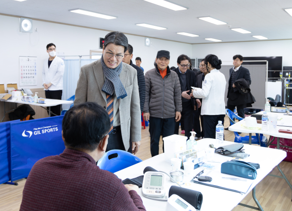 지난 22일, 찾아가는 의료원 진료를 통해 의료진이 주민을 진료하고 있다.