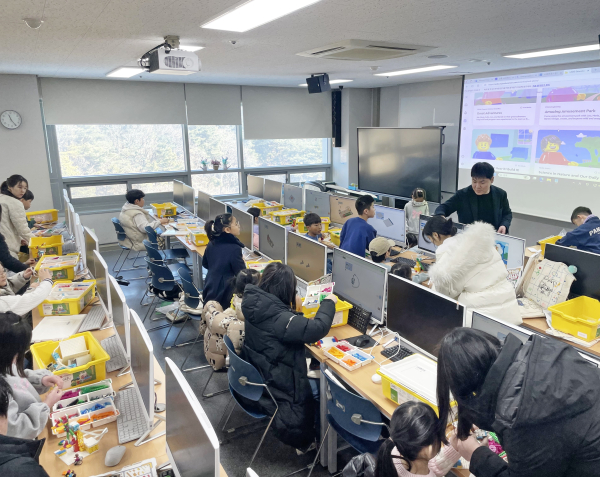상명대 창의아카데미 AI 레고를 활용한 늘봄학교 프로그램 진행 모습