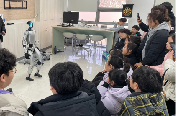 상명대 창의아카데미 2족 로봇 체험 프로그램 진행 모습