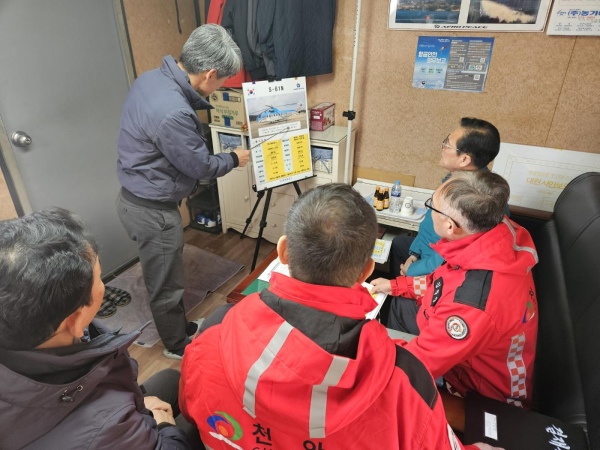 김석필 천안시 부시장이 산불 취약지역 등을 방문해 현장을 점검하고 있다.