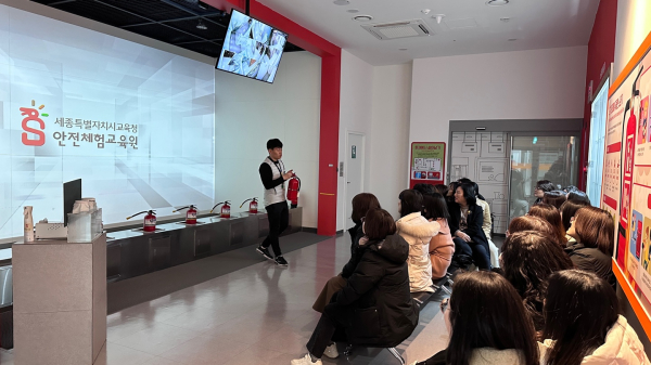 학교로 찾아가는 교직원 대상 심폐소생술 등 응급처치 교육 진행 모습