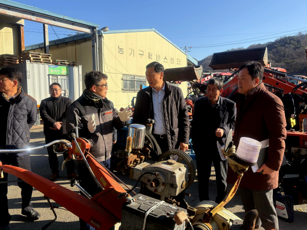 정해웅본부장(가운데)이 농기계 순회수리 담당자의 이야기를 듣고 있다.