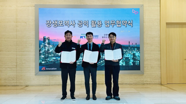 안성석 국가철도공단 영남본부장(가운데)이 24일 SK에너지 울산CLX 본관 1층에서 최진영 상생연대협력사협의체 대표(왼쪽), 서관희 SK에너지 기술설비본부장(오른쪽)과 협약을 체결한 후 기념촬영