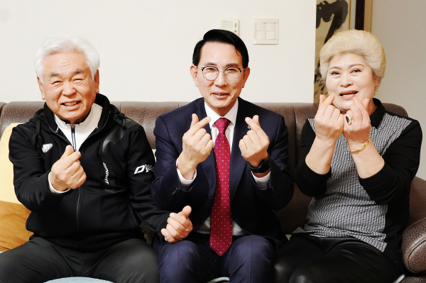 이완섭 서산시장이 25일 지곡면에 거주하는 임승규 씨를 찾아 위문했다.(왼쪽부터 임승규 씨, 이완섭 서산시장, 임승규 씨 배우자 최희순 씨)