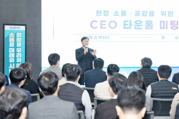 이정복 서부발전 사장(오른쪽)이 지난 19일 본사에서 열린 ‘현장 소통·공감을 위한 CEO 타운홀 미팅’에서 회사의 현안과 경영전략 등을 설명하는 모습