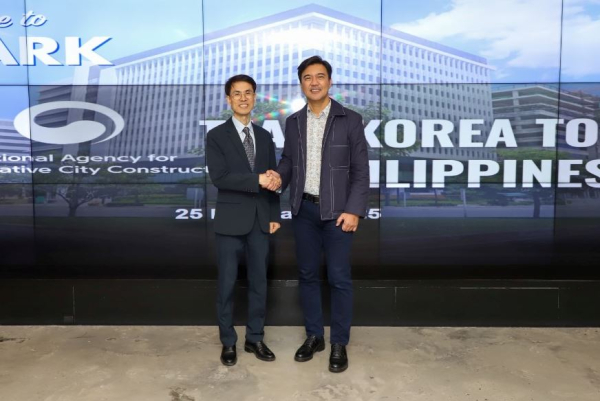 행복청 박상옥 기획조정관(왼쪽)과 필리핀 기지전환개발청 빙캉 청장(오른쪽)이 고위급 면담 후 기념촬영