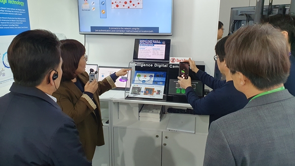 2. ETRI 연구진이 MWC 2023 행사 참가자를 대상으로 ISN 기술을 설명하는 모습