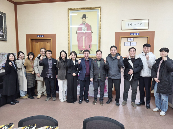 지난 25일, 창원시를 방문해 진해군항제의 준비상황 청취 단체사진