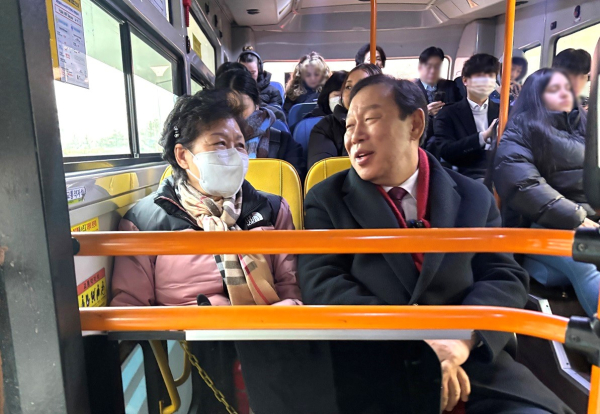 최민호 시장, '대중교통의 날' 맞아 버스로 출근 모습