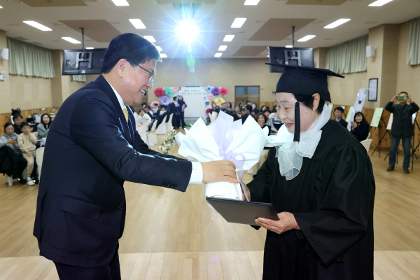 28일, 초등학력인정 성인문해교육 과정을 이수한 졸업생에게 최교진 교육감이 졸업장 수여와 꽃다발을 증정하는 장면 모습
