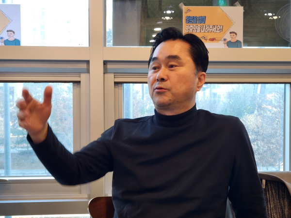 인터뷰하는 김종민 의원