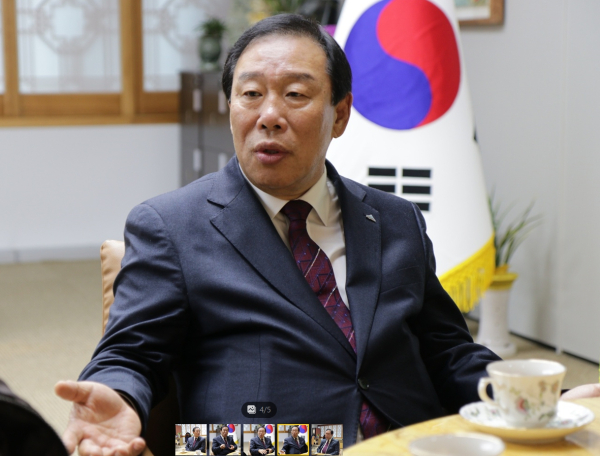 인터뷰 하는 최민호 세종시장