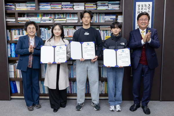 지난달 28일 세종시교육청 집무실에서 장학금 전달식에 참여해서 함께 기념 촬영