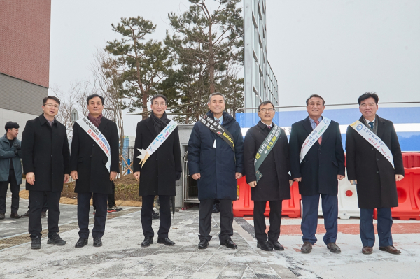 조일교 아산시장 권한대행이 아산모종중학교 학생들의 등교를 응원하고 있다.