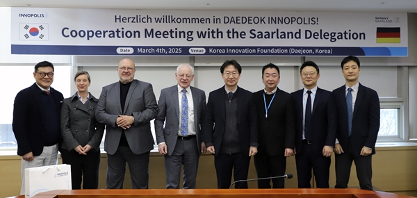 특구재단 정희권 이사장(오른쪽에서 4번째)과 독일 자를란트주 위르겐 바르케(Jürgen Barke, 왼쪽에서 4번째) 부총리 및 경제·혁신·디지털·에너지부 장관 등 특구재단을 방문한 잘란트 경제사절단과 기념사진 촬영을 하고 있다.
