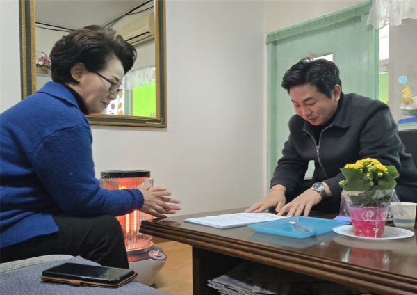 김철환 천안시의원(오른쪽)이 고령의 자영업자를 찾아 소상공인 지원금 신청을 돕고 있다./김 의원 제공