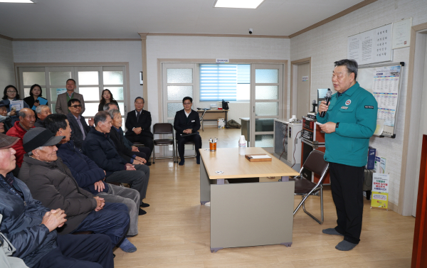 올해 1월 읍면 경로당 및 노인가구를 방문한 가세로 군수.(원북면 반계3리)