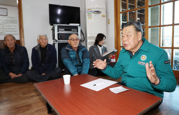 올해 1월 읍면 경로당 및 노인가구를 방문한 가세로 군수.(태안읍 산후2리)