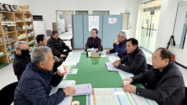 지난해 3월 대산읍 농업인상담소에서 농업인들이 영농 정보를 교환하는 모습