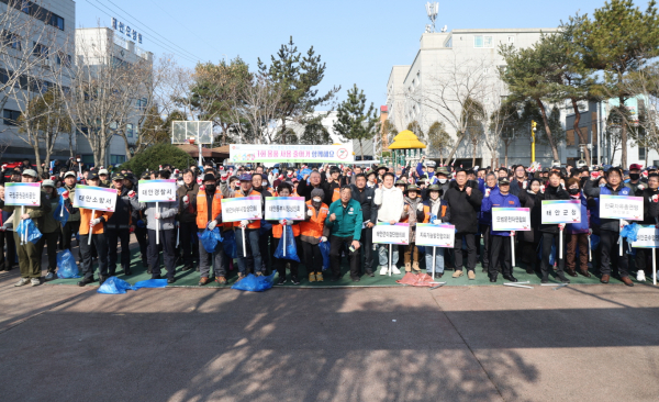 지난 6일 태안읍 일원에서 진행된 새봄맞이 국토대청소 모습.