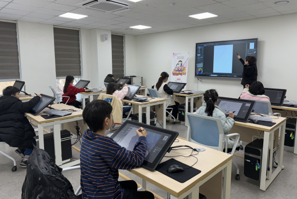 지난 6일 태안군가족센터에서 진행된 ‘꿈꾸는 웹툰 작가’ 교육 모습.