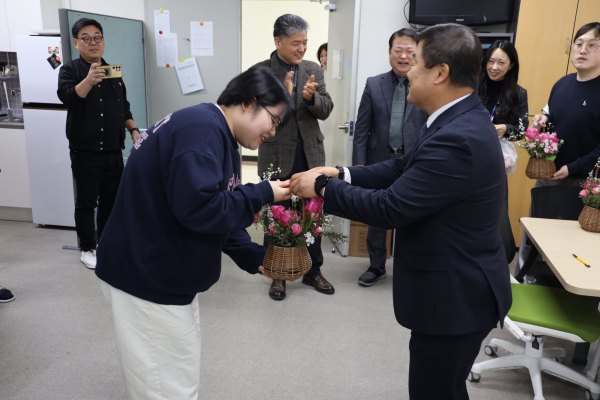 국제 여성의 날 맞아 ‘청렴빵’과 꽃 전달 모습