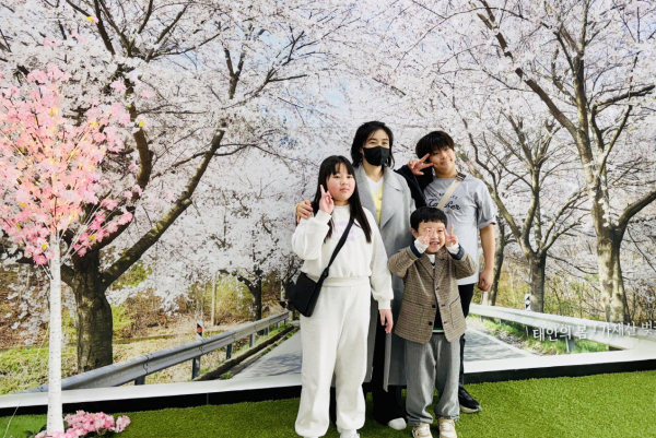 지난 8일 태안군가족공감센터 1층에서 진행된 ‘사진 한 컷, 공감 한껏’ 프로그램 모습.