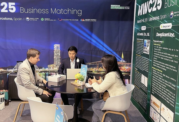 MWC 2025에서 해외 바이어 미팅을 하고 있는 모습
