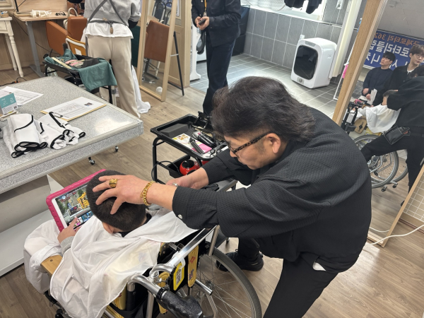 나사렛새꿈학교, 새천안로타리클럽과 연계 미용 봉사 프로그램 진행 모습