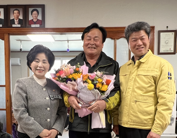 제3회 찾아가는 의정발전 유공자 시상식 사진(왼쪽부터 전재옥 의장, 장곡2리 안홍섭 이장, 박용성 부의장)
